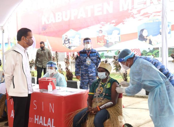 
					Presiden Joko Widodo meninjau vaksinasi COVID-19 bagi masyarakat dan pelajar, di halaman Kantor Bupati, Kabupaten Merauke, Papua, Minggu (03/10/2021). (Foto: BPMI Setpres/Laily Rachev)