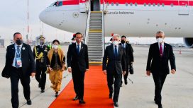 Presiden Joko Widodo tiba di Bandara Fiumicino, Roma, Italia, Jumat (29/10/2021) sore. (Foto: BPMI Setpres/Muchlis Jr)