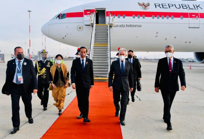 
					Presiden Joko Widodo tiba di Bandara Fiumicino, Roma, Italia, Jumat (29/10/2021) sore. (Foto: BPMI Setpres/Muchlis Jr)