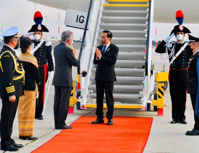 
					Presiden Joko Widodo tiba di Bandara Fiumicino, Roma, Italia, Jumat (29/10/2021). (Foto: BPMI Setpres/Muchlis Jr)