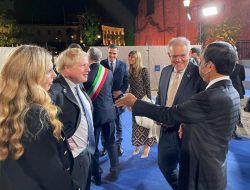 Presiden Joko Widodo berbincang dengan PM Australia dan PM Inggris di sela rangkaian KTT G20 Roma, di Italia, Sabtu (30/10/2021). (Foto: BPMI Setpres/Laily Rachev)