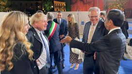 Presiden Joko Widodo berbincang dengan PM Australia dan PM Inggris di sela rangkaian KTT G20 Roma, di Italia, Sabtu (30/10/2021). (Foto: BPMI Setpres/Laily Rachev)