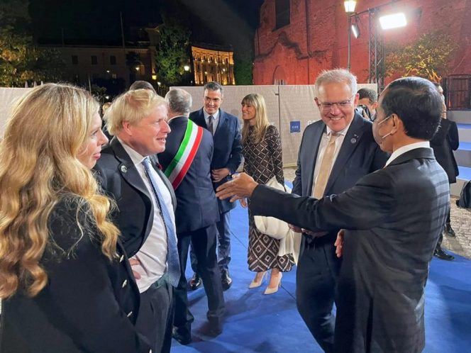 
					Presiden Joko Widodo berbincang dengan PM Australia dan PM Inggris di sela rangkaian KTT G20 Roma, di Italia, Sabtu (30/10/2021). (Foto: BPMI Setpres/Laily Rachev)
