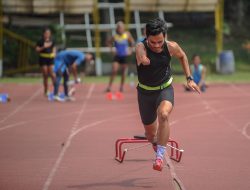 Atlet Sprinter 100 dan 200 meter NPCI Jawa Barat, Riyan Hidayat menjalani pemusatan latihan di Gor Pajajaran, Bandung, Jawa Barat, Rabu (13/10/2021).  Latihan tersebut ditujukan untuk persiapan atlet dalam menghadapi Peparnas XVI yang akan diselenggarakan pada 2 November hingga 15 November mendatang. ANTARA FOTO/Raisan Al Farisi/aww.