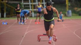 Atlet Sprinter 100 dan 200 meter NPCI Jawa Barat, Riyan Hidayat menjalani pemusatan latihan di Gor Pajajaran, Bandung, Jawa Barat, Rabu (13/10/2021). Latihan tersebut ditujukan untuk persiapan atlet dalam menghadapi Peparnas XVI yang akan diselenggarakan pada 2 November hingga 15 November mendatang. ANTARA FOTO/Raisan Al Farisi/aww.