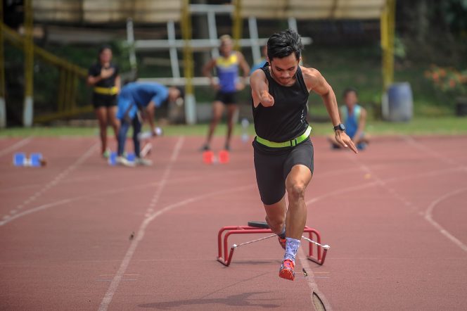 
					Atlet Sprinter 100 dan 200 meter NPCI Jawa Barat, Riyan Hidayat menjalani pemusatan latihan di Gor Pajajaran, Bandung, Jawa Barat, Rabu (13/10/2021).  Latihan tersebut ditujukan untuk persiapan atlet dalam menghadapi Peparnas XVI yang akan diselenggarakan pada 2 November hingga 15 November mendatang. ANTARA FOTO/Raisan Al Farisi/aww.