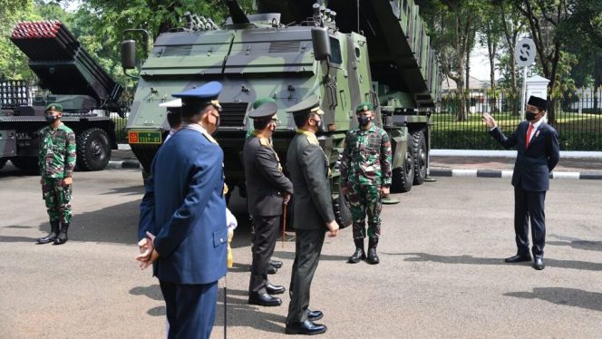 
					Presiden Joko Widodo meninjau pameran alutsista di sekitar Istana Kepresidenan, Jakarta