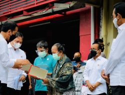 Presiden Joko Widodo meresmikan peluncuran Program Penyaluran BT-PKLW di kawasan Malioboro, Kota Yogyakarta, pada Sabtu, 9 Oktober 2021. Foto: BPMI Setpres/Laily Rachev
