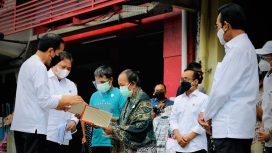 Presiden Joko Widodo meresmikan peluncuran Program Penyaluran BT-PKLW di kawasan Malioboro, Kota Yogyakarta, pada Sabtu, 9 Oktober 2021. Foto: BPMI Setpres/Laily Rachev