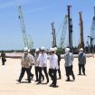 Presiden Joko Widodo melakukan groundbreaking pembangunan smelter PT Freeport Indonesia di Kawasan Ekonomi Khusus (KEK) Gresik, Kabupaten Gresik, Provinsi Jawa Timur, pada Selasa, 12 Oktober 2021 (Foto: BPMI Setpres/Lukas)