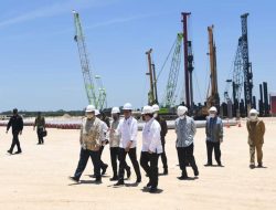 Presiden Joko Widodo melakukan groundbreaking pembangunan smelter PT Freeport Indonesia di Kawasan Ekonomi Khusus (KEK) Gresik, Kabupaten Gresik, Provinsi Jawa Timur, pada Selasa, 12 Oktober 2021 (Foto: BPMI Setpres/Lukas)