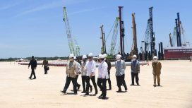 Presiden Joko Widodo melakukan groundbreaking pembangunan smelter PT Freeport Indonesia di Kawasan Ekonomi Khusus (KEK) Gresik, Kabupaten Gresik, Provinsi Jawa Timur, pada Selasa, 12 Oktober 2021 (Foto: BPMI Setpres/Lukas)