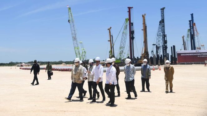 
					Presiden Joko Widodo melakukan groundbreaking pembangunan smelter PT Freeport Indonesia di Kawasan Ekonomi Khusus (KEK) Gresik, Kabupaten Gresik, Provinsi Jawa Timur, pada Selasa, 12 Oktober 2021 (Foto: BPMI Setpres/Lukas)