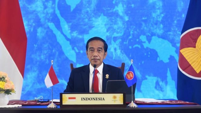 
					Presiden Joko Widodo saat menyampaikan pidatonya dari Istana Kepresidenan Bogor, Jawa Barat, pada Konferensi Tingkat Tinggi (KTT) ASEAN ke-38 yang digelar secara virtual pada Selasa, 26 Oktober 2021. Foto: BPMI Setpres/Lukas