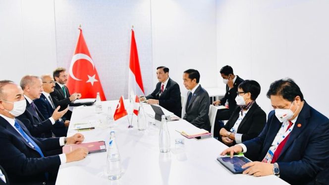 
					Presiden Joko Widodo menggelar pertemuan bilateral dengan Presiden Turki Recep Tayyip Erdogan di La Nuvola, Roma, Italia, pada Sabtu, 30 Oktober 2021 Foto: BPMI Setpres/Laily Rachev