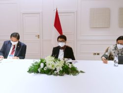 Menteri Luar Negeri Retno Marsudi memberikan keterangannya di Hotel Splendide Royal, Roma, Italia, pada Sabtu, 30 Oktober 2021, seusai mendampingi Presiden Joko Widodo dalam KTT G20 di La Nuvola. Foto: BPMI Setpres/Muchlis Jr