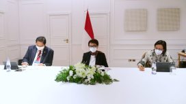 Menteri Luar Negeri Retno Marsudi memberikan keterangannya di Hotel Splendide Royal, Roma, Italia, pada Sabtu, 30 Oktober 2021, seusai mendampingi Presiden Joko Widodo dalam KTT G20 di La Nuvola. Foto: BPMI Setpres/Muchlis Jr