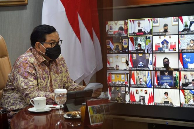 
					Seskab Pramono Anung mengikuti Ratas mengenai Evaluasi PPKM, Senin (08/11/2021). (Foto: Humas Setkab/Rahmat)