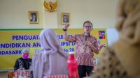 Wali Kota Bogor, Bima Arya bersama Kepala Kejaksaan Negeri (Kejari) Kota Bogor, Sekti Anggraini memberikan pengarahan dan pembinaan anti korupsi bagi para kepala Sekolah Menengah Pertama (SMP) Negeri dan Swasta di Kota Bogor, Jumat (19/11/21). 