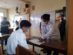 Wakil Gubernur (Wagub) Jawa Barat (Jabar), Uu Ruzhanul Ulum saat meninjau pelaksanaan PTMT di SMAN 3 Depok, Senin (15/11/21). (Foto: istimewa)