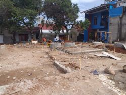 Proses pembangunan taman kelurahan di RW 11, Kelurahan Tugu, Kecamatan Cimanggis