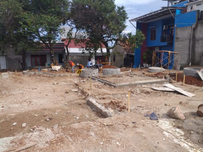 
					Proses pembangunan taman kelurahan di RW 11, Kelurahan Tugu, Kecamatan Cimanggis