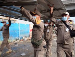 Personel Satpol PP Kota Depok saat melakukan penertiban bangunan pedagang di sisi barat bawah Jembatan Fly Over Arif Rahman Hakim (ARH). (Dok. Diskominfo Depok)