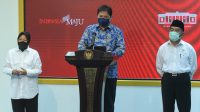Menko Perekonomian Airlangga Hartarto bersama Menko PMK Muhadjir Effendy dan Mensos Tri Rismaharini memberikan keterangan pers usai Ratas Penanganan Kemiskinan Ekstrem, Kamis (18/11/2021), di Kantor Presiden, Jakarta. (Foto: Humas Setkab/Agung)