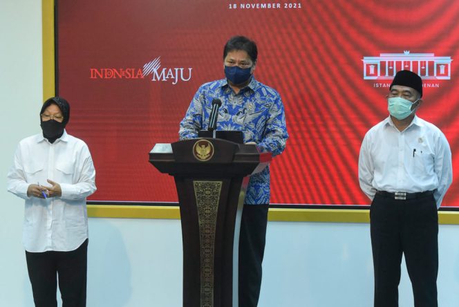 
					Menko Perekonomian Airlangga Hartarto bersama Menko PMK Muhadjir Effendy dan Mensos Tri Rismaharini memberikan keterangan pers usai Ratas Penanganan Kemiskinan Ekstrem, Kamis (18/11/2021), di Kantor Presiden, Jakarta. (Foto: Humas Setkab/Agung)