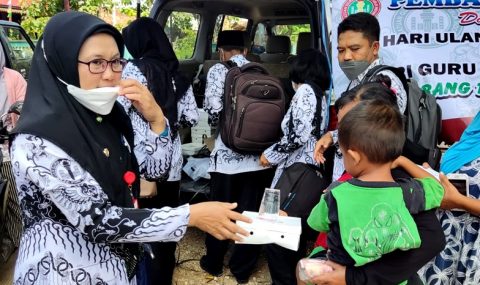 Peringati HGN 2021, PGRI Kecamatan Tunjungan Blora Bagikan Ratusan Nasi Kotak