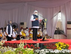 Gubernur Jawa Timur, Khofifah Indar Parawansa saat memberi sambutan pada apel siaga banjir di bendungan Semantok kabupaten Ngajuk, Senin (1/11/2021).