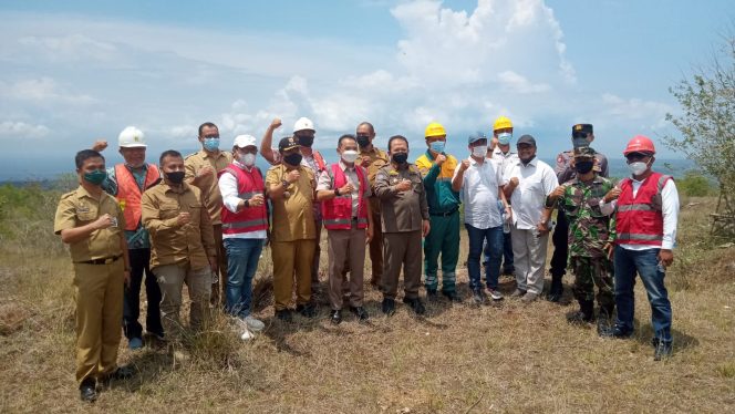 
					Tertibkan Aset Daerah, Bupati Jember Pasang Patok di Puncak Gunung Sadeng