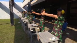 Taruna AAL tingkat II angkatan ke 69, fokus saat menjalani training center menembak di lapangan tembak Jala Krida Bajra Bumimoro Surabaya