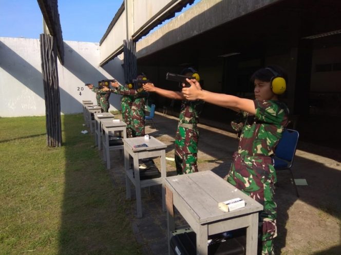 
					Taruna AAL tingkat II angkatan ke 69, fokus saat  menjalani training center  menembak di lapangan tembak Jala Krida Bajra Bumimoro Surabaya