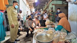 Kapolda Jatim, Irjen Pol Nico Afinta saat bertemu pedagang Pasar Pon di Mojokerto.