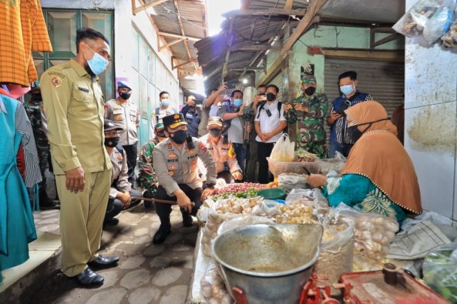 
					Kapolda Jatim, Irjen Pol Nico Afinta saat bertemu pedagang Pasar Pon di Mojokerto.