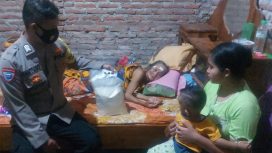 Bripka Ahmad, anggota Bhabinkamtibmas Polsek Suboh Situbondo Jawa timur,saat mengunjungi warga binaan yang sedang sakit.