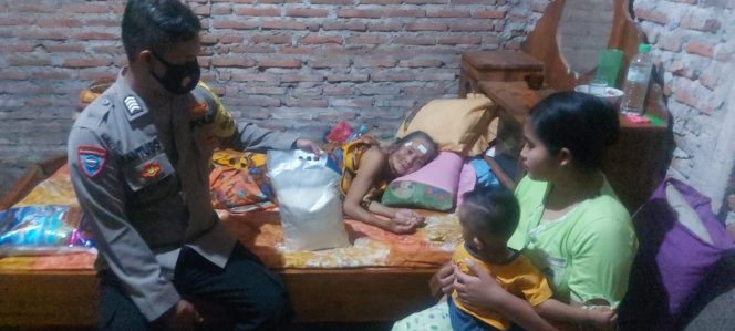 
					Bripka Ahmad, anggota Bhabinkamtibmas Polsek Suboh Situbondo Jawa timur,saat mengunjungi warga binaan yang sedang sakit.