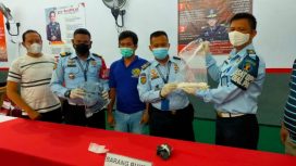 Petugas lapas Banyuwangi Kanwil Kemenkumham Jatim , menunjukkan barang bukti 570 butir pil koplo yang diselundupkan kedalam Lapas Banyuwangi.