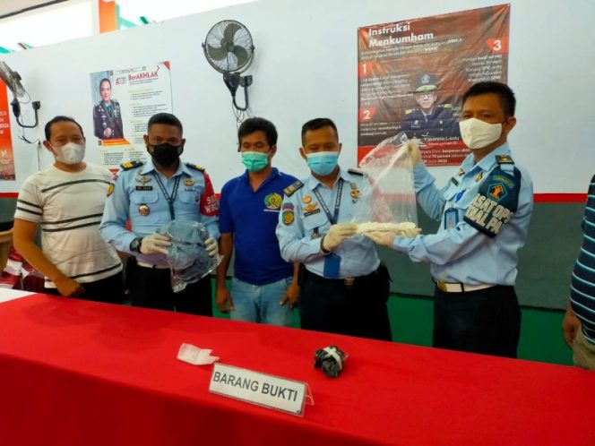 
					Petugas lapas Banyuwangi Kanwil Kemenkumham Jatim , menunjukkan barang bukti 570 butir pil koplo yang diselundupkan kedalam Lapas Banyuwangi.