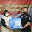 Kasat Binmas Polrestabes Surabaya  AKBP Berlina bersama Wakasatresnarkoba AKP Dodi saat berikan bantuan mesin jahit di kampung Tangguh Kelurahan Putatjaya Surabaya.