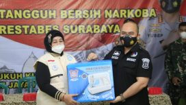 Kasat Binmas Polrestabes Surabaya  AKBP Berlina bersama Wakasatresnarkoba AKP Dodi saat berikan bantuan mesin jahit di kampung Tangguh Kelurahan Putatjaya Surabaya.