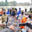 Kapolda Jatim Irjen Pol Nico Afinta saat mengecek tempat terjadinya kecelakaan perahu penumpang tenggelam di Bengawan Solo Tuban