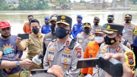 Kapolda Jatim Irjen Pol Nico Afinta saat mengecek tempat terjadinya kecelakaan perahu penumpang tenggelam di Bengawan Solo Tuban