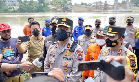 Kapolda Jatim Cek Lokasi Kapal Sungai Tenggelam dan Turunkan Tim Pencarian di Rengel Tuban