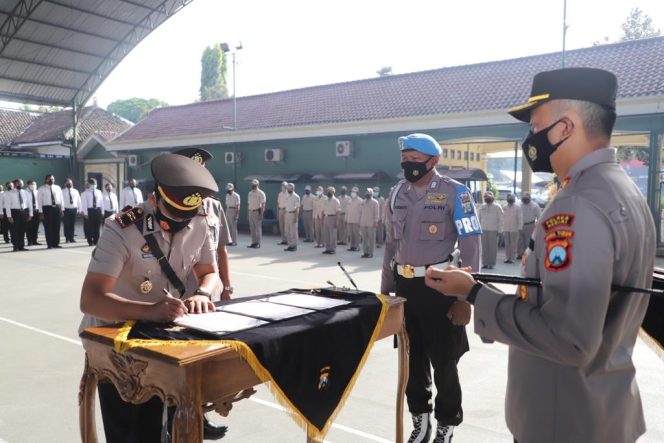 
					Kapolres Kediri Pimpin Sertijab Kapolsek Gurah dan Kapolsek Kepung