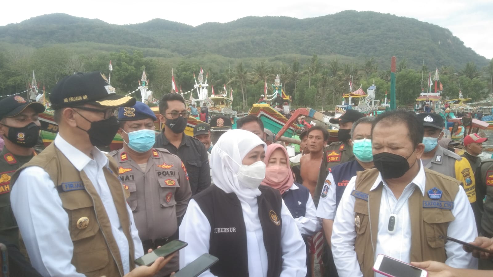 Gubernur Jawa Timur dan Bupati Jember Datang ke Desa Puger Dengan Menaiki Helikopter