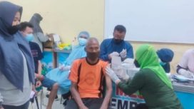 Balai Pelayanan dan Rehabilitasi Sosial Penyandang Masalah Kesejahteraan Sosial Sidoarjo saat melaksanakan vaksinasi Covid-19 dan pemeriksaan kesehatan bagi klien, Jumat (5/11/2021).