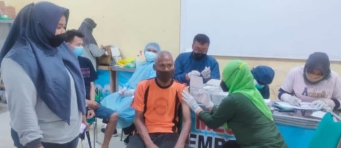 
					Balai Pelayanan dan Rehabilitasi Sosial  Penyandang Masalah Kesejahteraan Sosial  Sidoarjo saat  melaksanakan vaksinasi Covid-19 dan pemeriksaan kesehatan bagi klien, Jumat (5/11/2021).