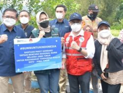 Penyaluran bantuan oleh Satgas Bencana BUMN Wilayah Jawa Timur untuk korban banjir bandang di Kota Batu dan Kota Malang.